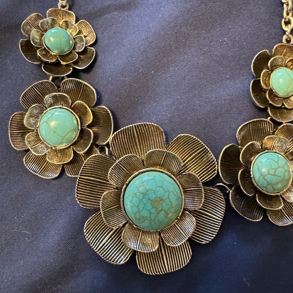 NW Paparazzi necklace with matching earrings, bracelet and ring.